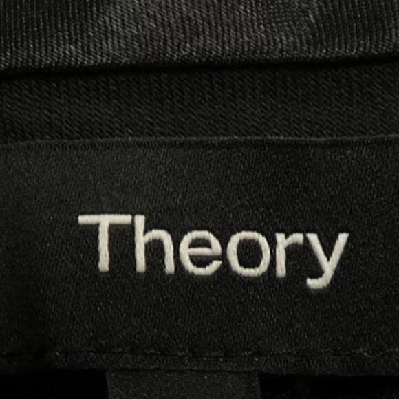 Theory Capri Pants in Black | Size 4 - Picture 4 of 6